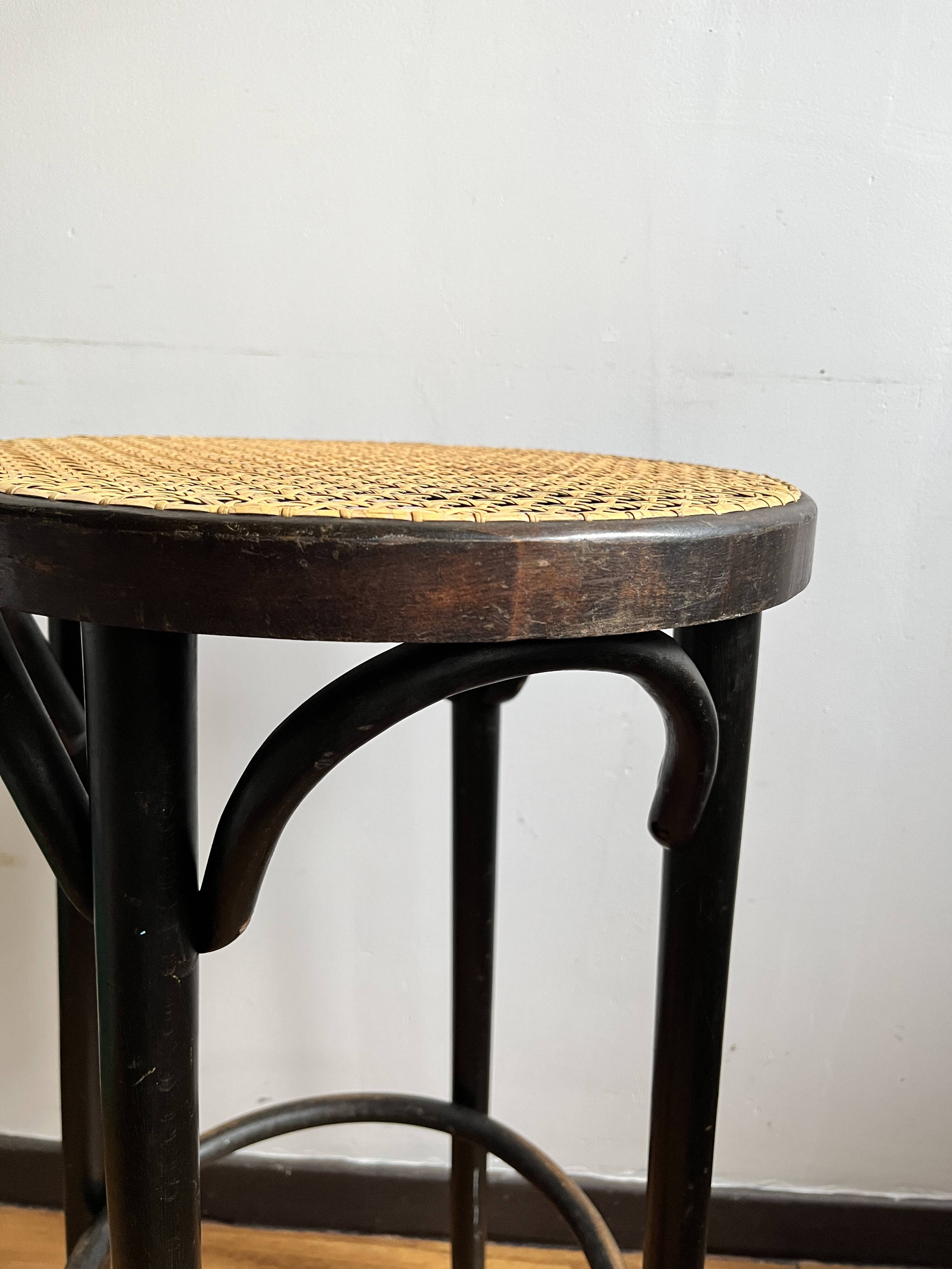 Tabouret haut cannage