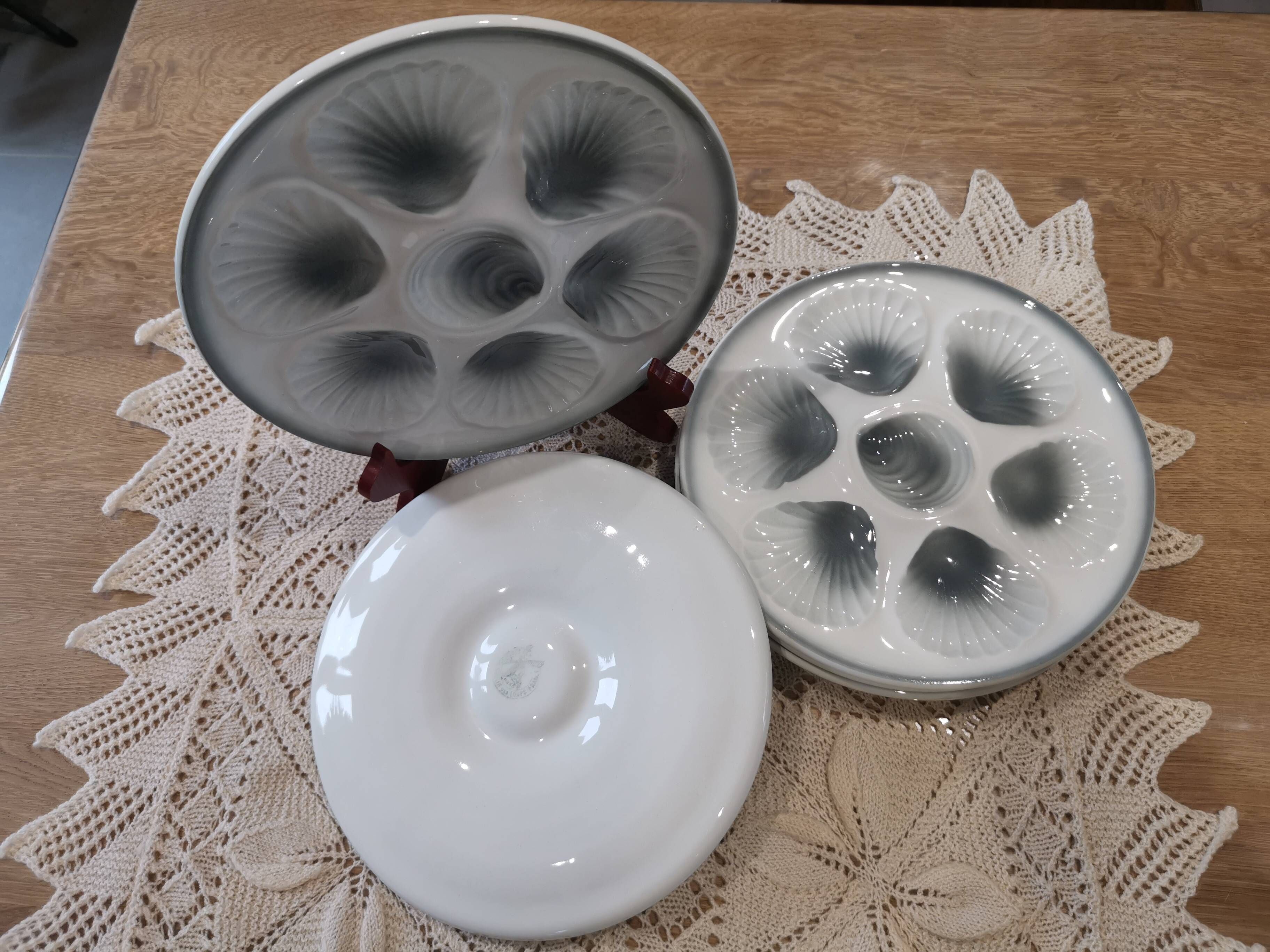 6 Moulin des Loups oyster plates in white and gray barbotine