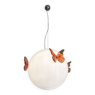Suspension sphère papillon blanc et rouge en verre de murano