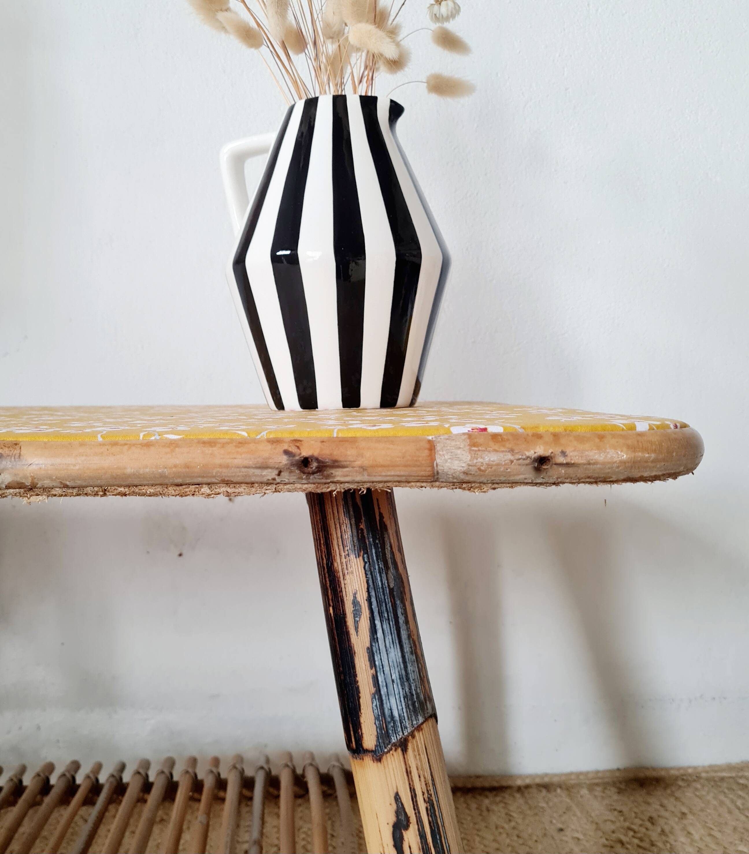 Table basse en rotin plateau tissu fleuri jaune
