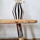 Table basse en rotin plateau tissu fleuri jaune