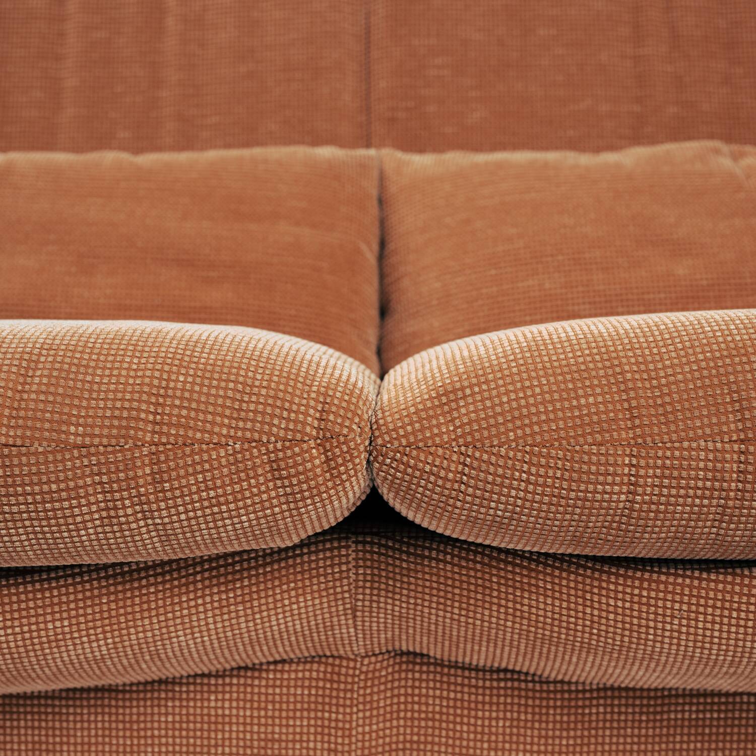 Sofa Maralunga Cassina Portovenere Vico Magistretti en pêche saumon.