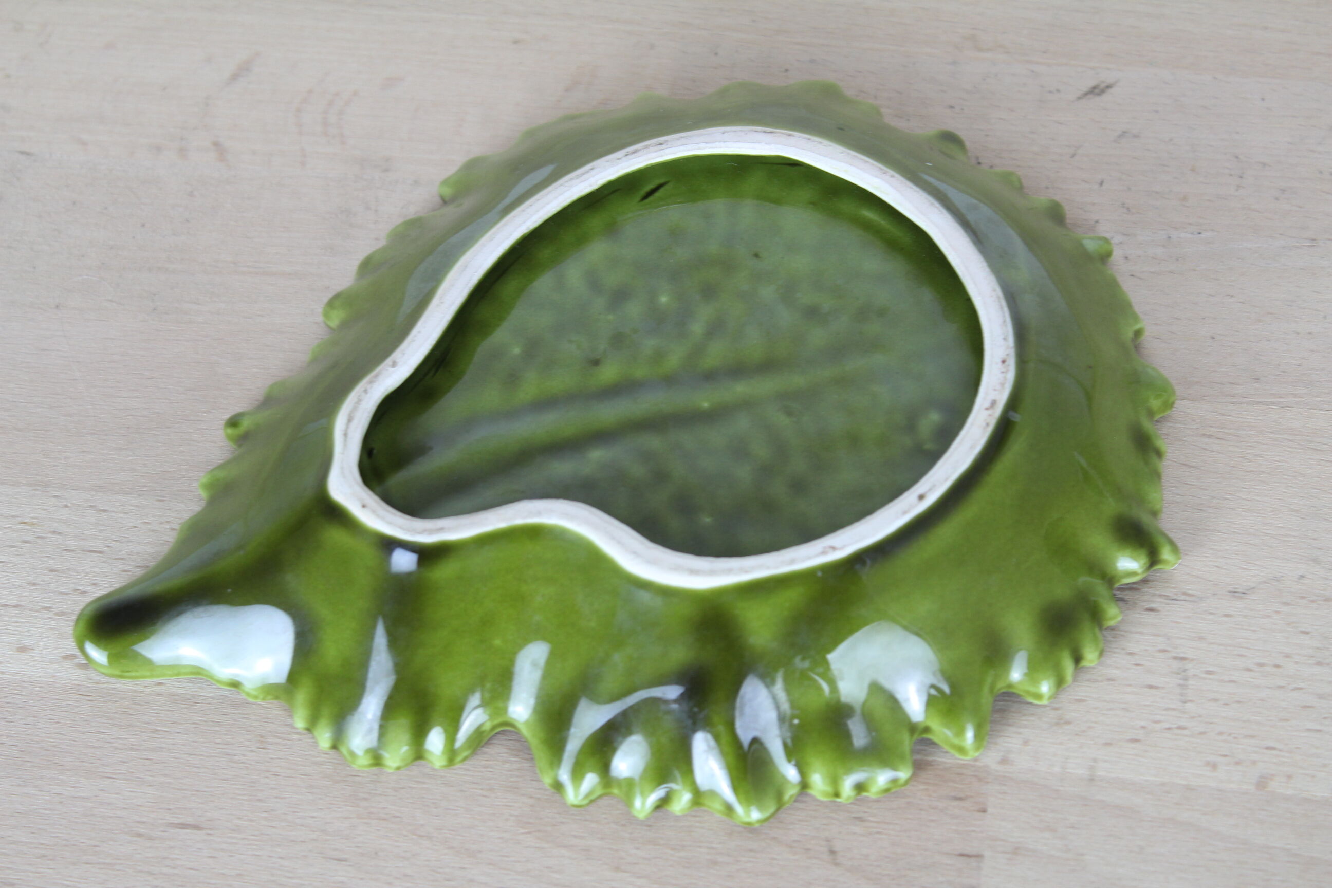 Ceramic dish cabbage leaf-shape