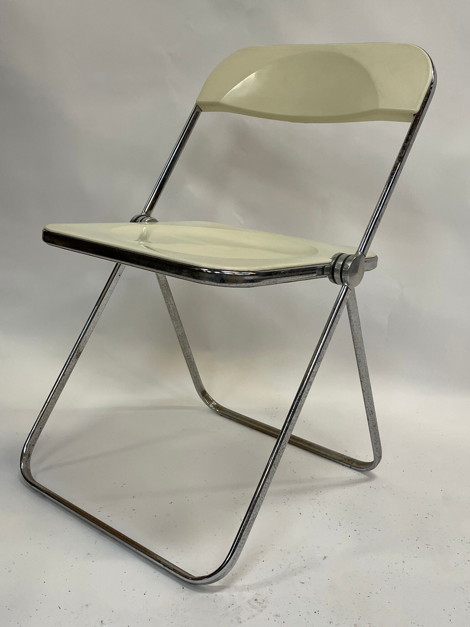 Giancarlo piretti plia lucite folding chair for castelli in white creme