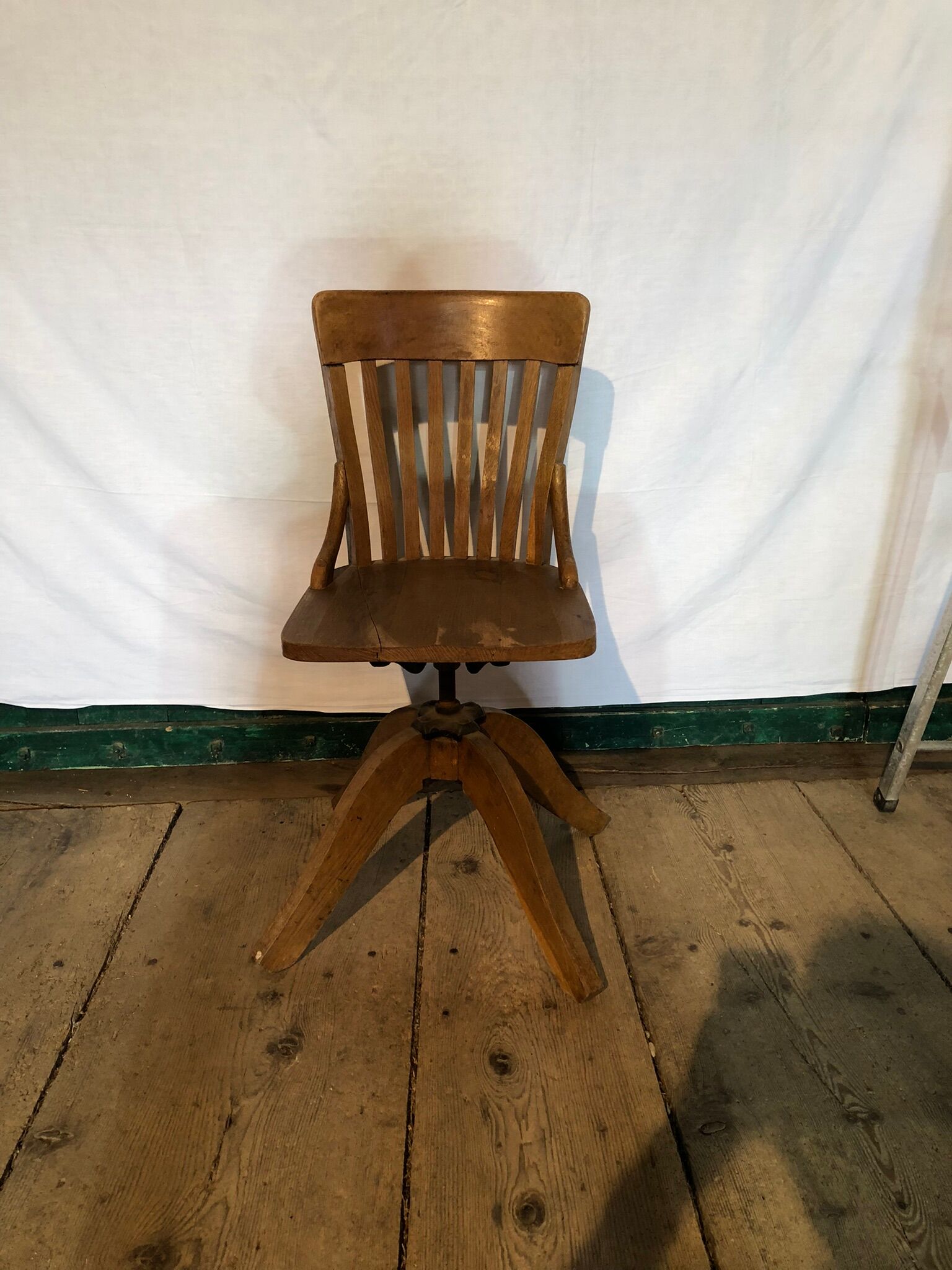 Bureau d’un maître d’école et sa chaises