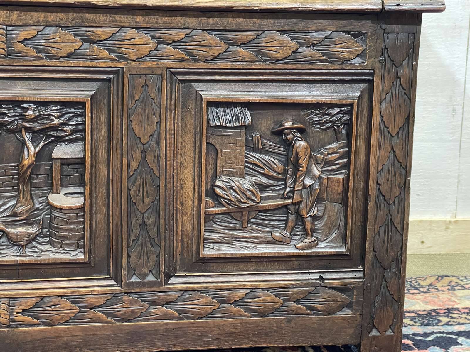Breton bank chest from the early 20th century in oak and chestnut.