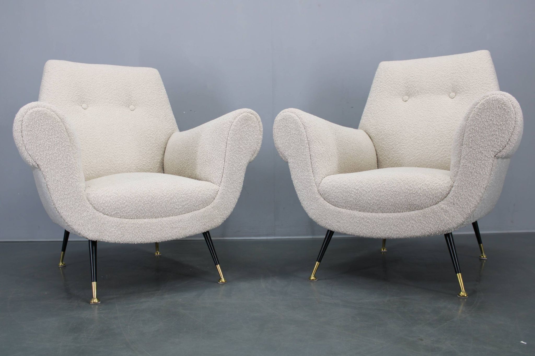 Paire de fauteuils bouclés italiens du milieu du siècle, pieds en fer et laiton, années 1950