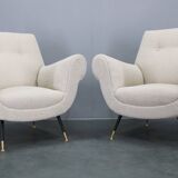 Paire de fauteuils bouclés italiens du milieu du siècle, pieds en fer et laiton, années 1950