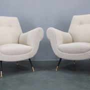 Paire de fauteuils bouclés italiens du milieu du siècle, pieds en fer et laiton, années 1950