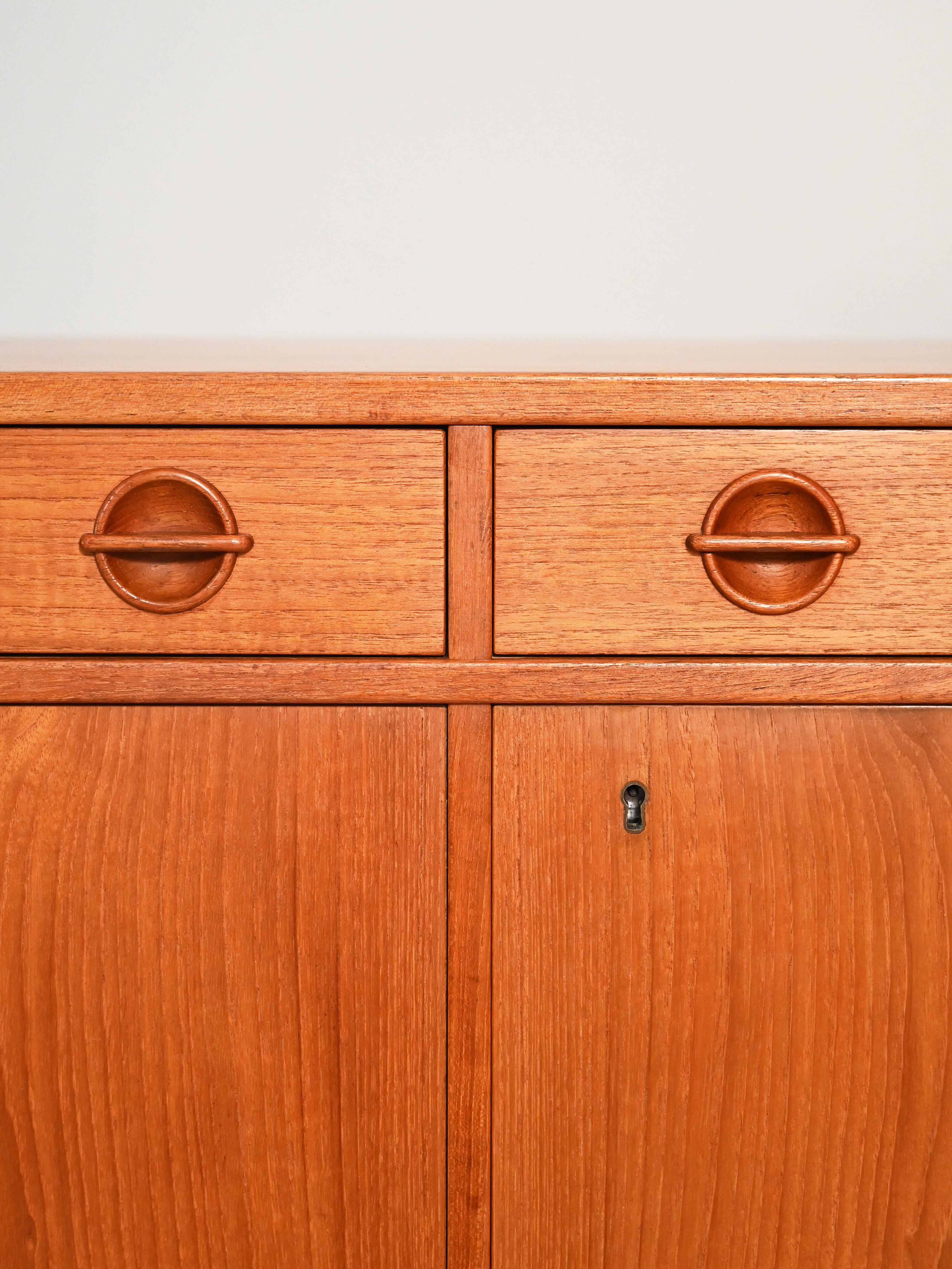 Buffet scandinave avec trois tiroirs