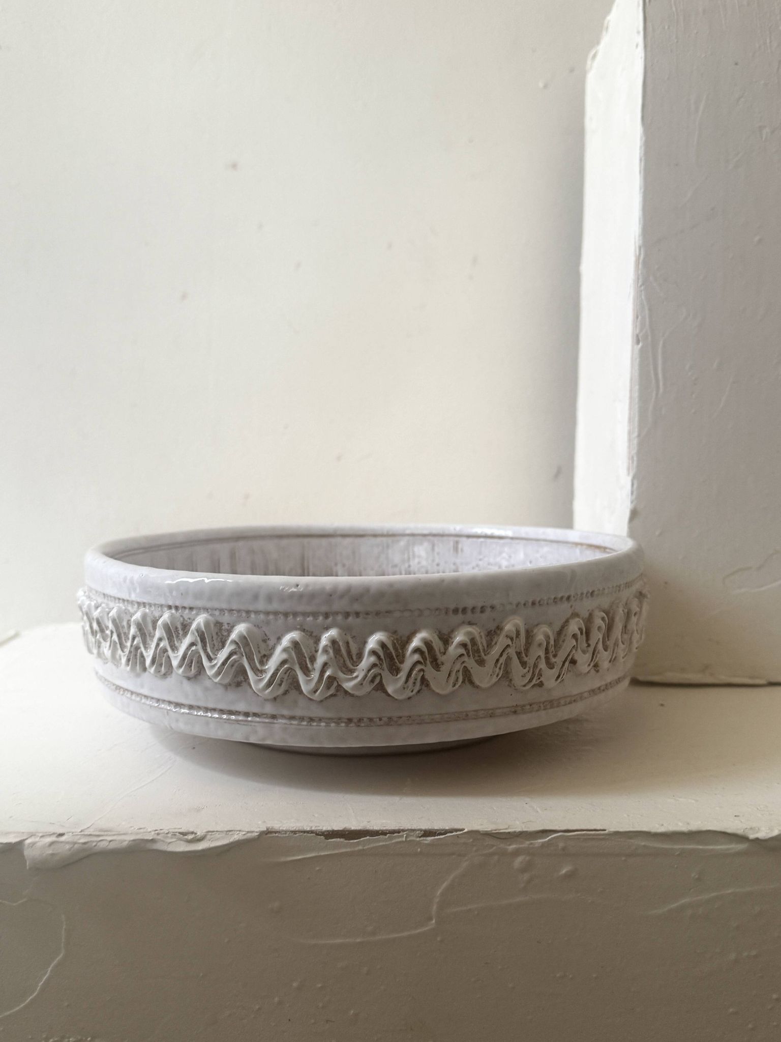 Grand saladier en céramique émaillée blanc à décor incisé