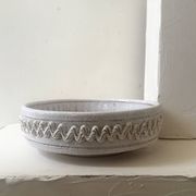 Grand saladier en céramique émaillée blanc à décor incisé