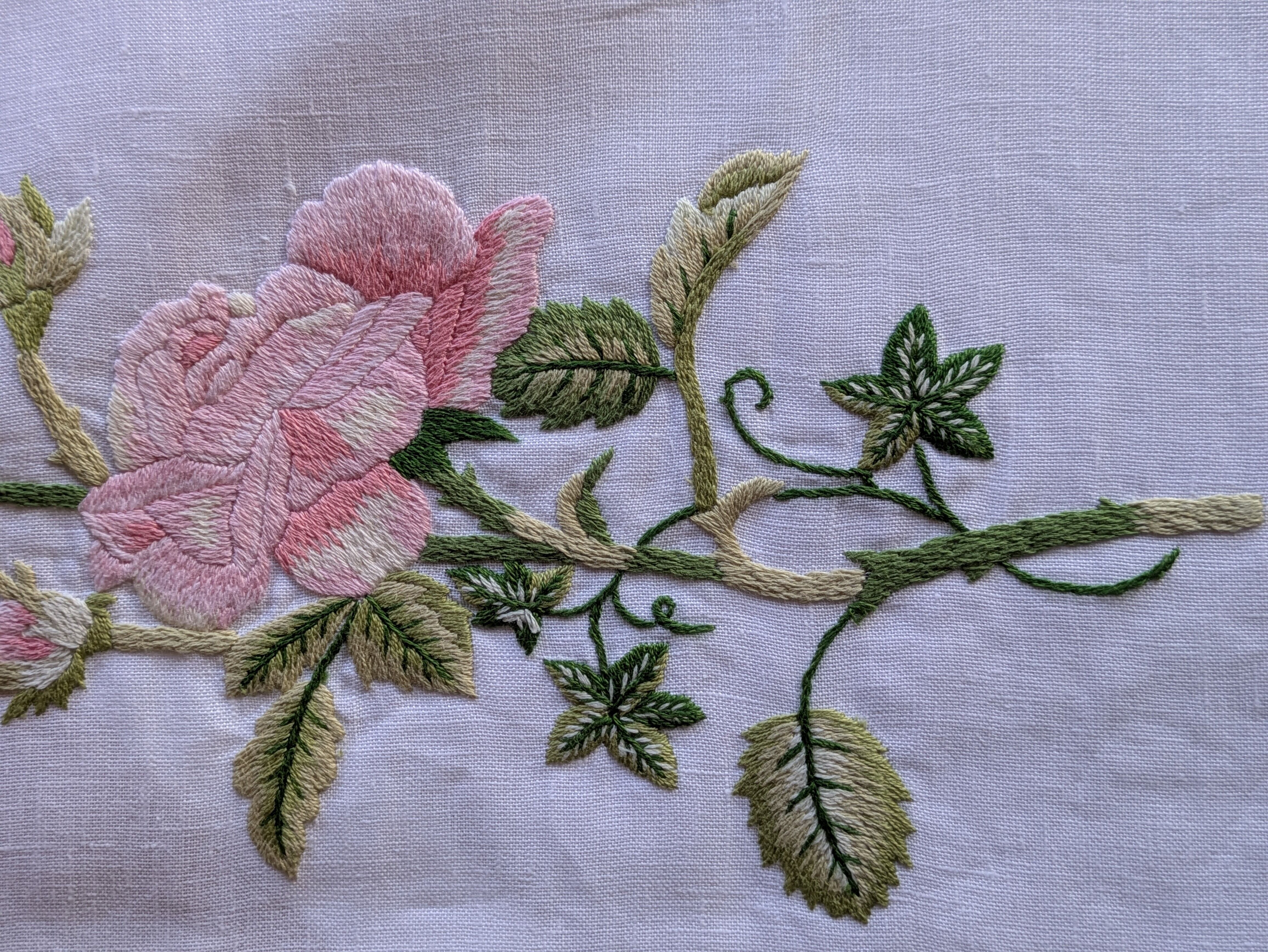Set et sa serviette assortie Valombreuse Paris – motif Rose ancienne