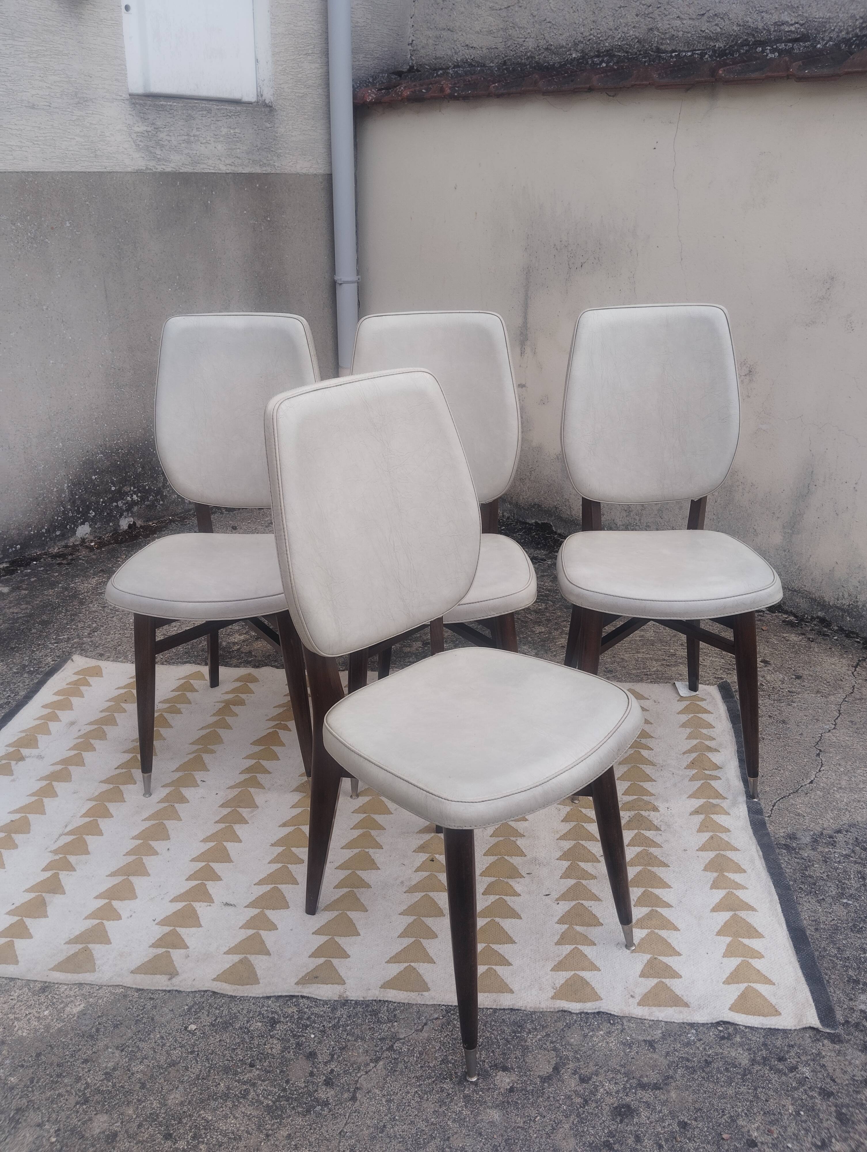 Set of 4 white and wooden Scandinavian chairs.