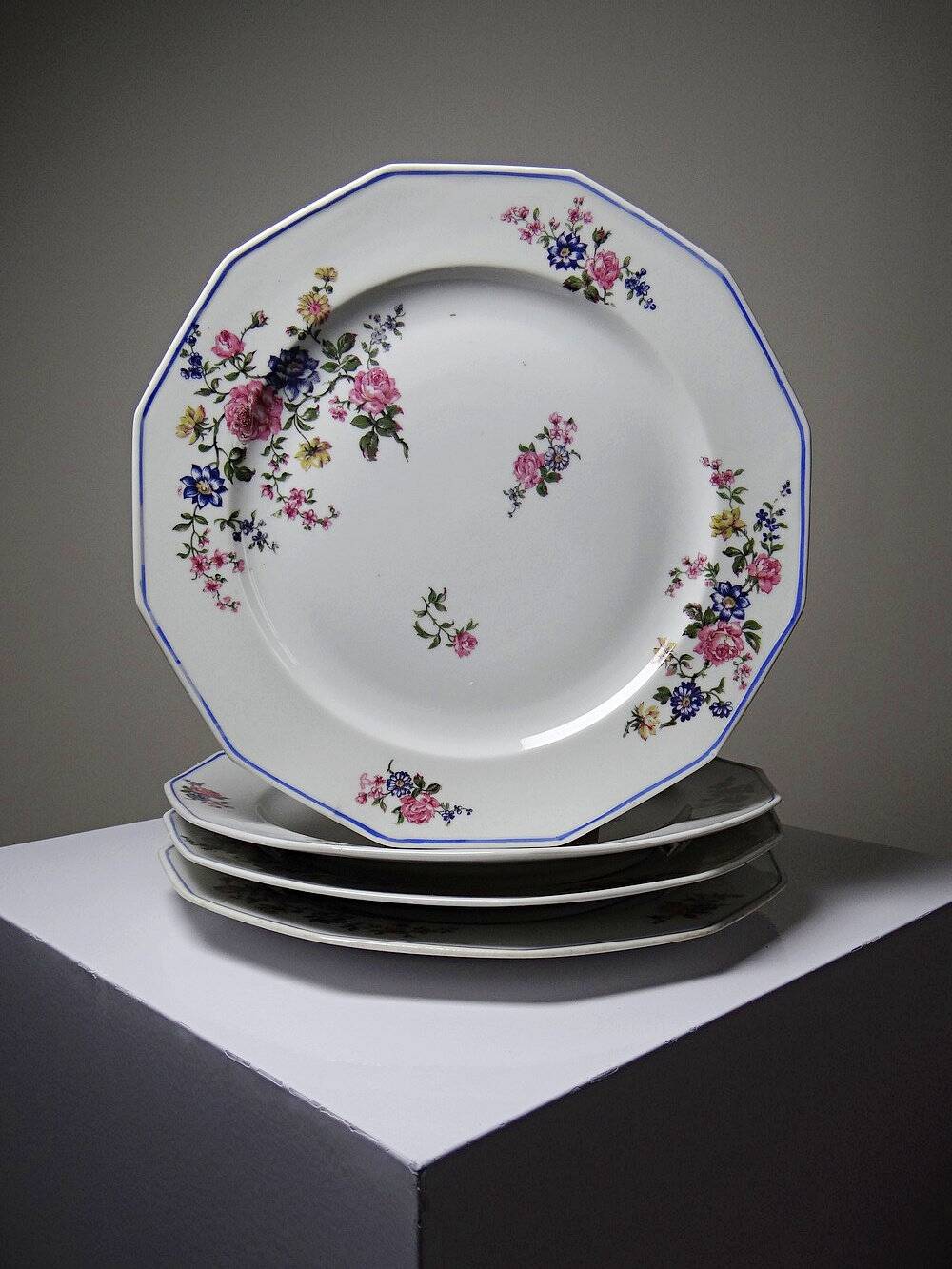 4 Bernardaud Limoges porcelain dinner plates with floral decoration, 1920s-1950s