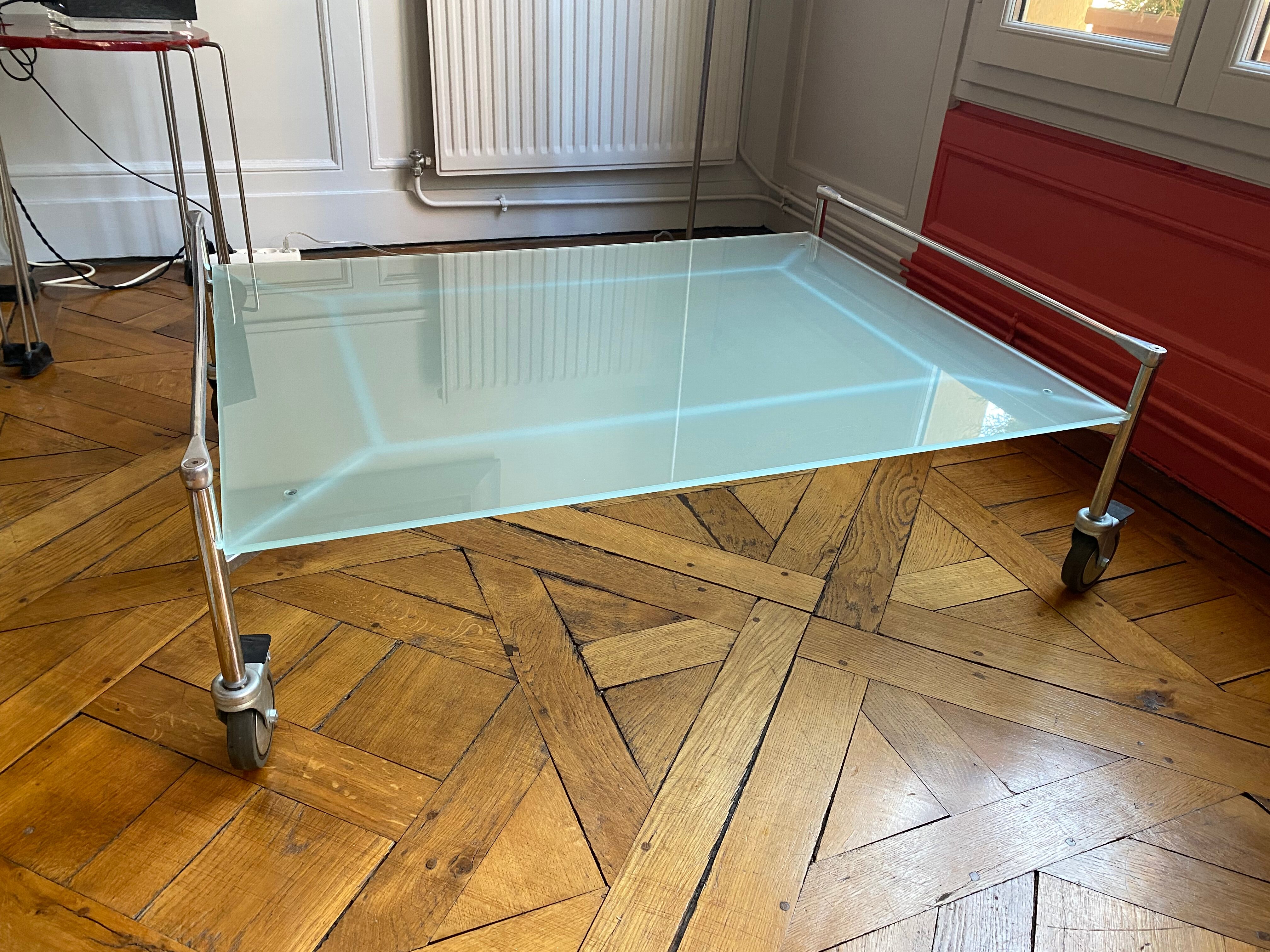 Table basse roulante (design italien)