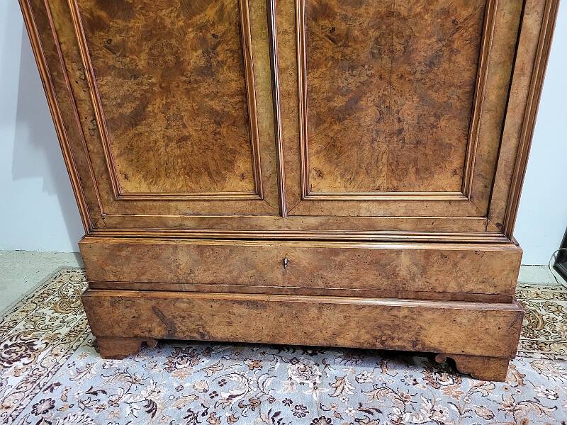 BUR WALNUT CABINET 2 DOORS 2 DRAWERS