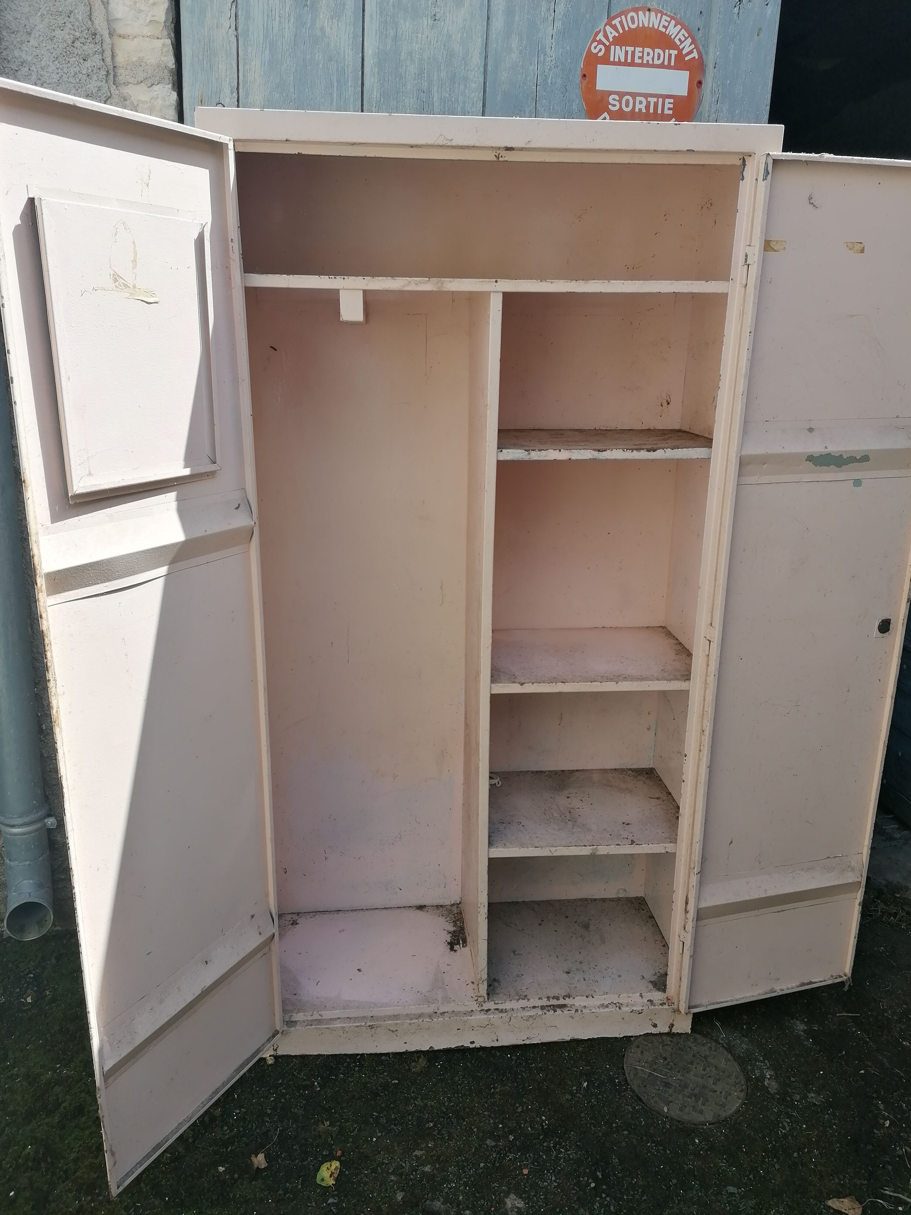 Metal cabinet