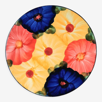 Flat plate with colorful flowers