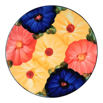 Flat plate with colorful flowers