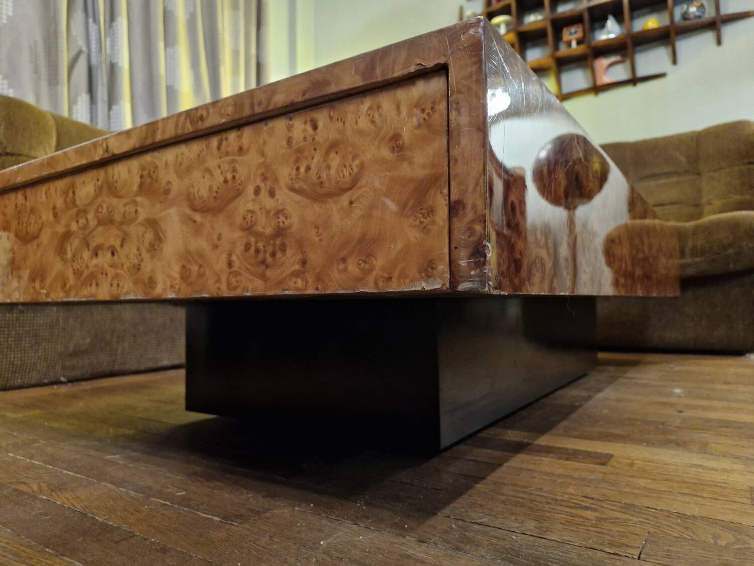 Italian design coffee table in burl wood by Roche Bobois, 1970s.