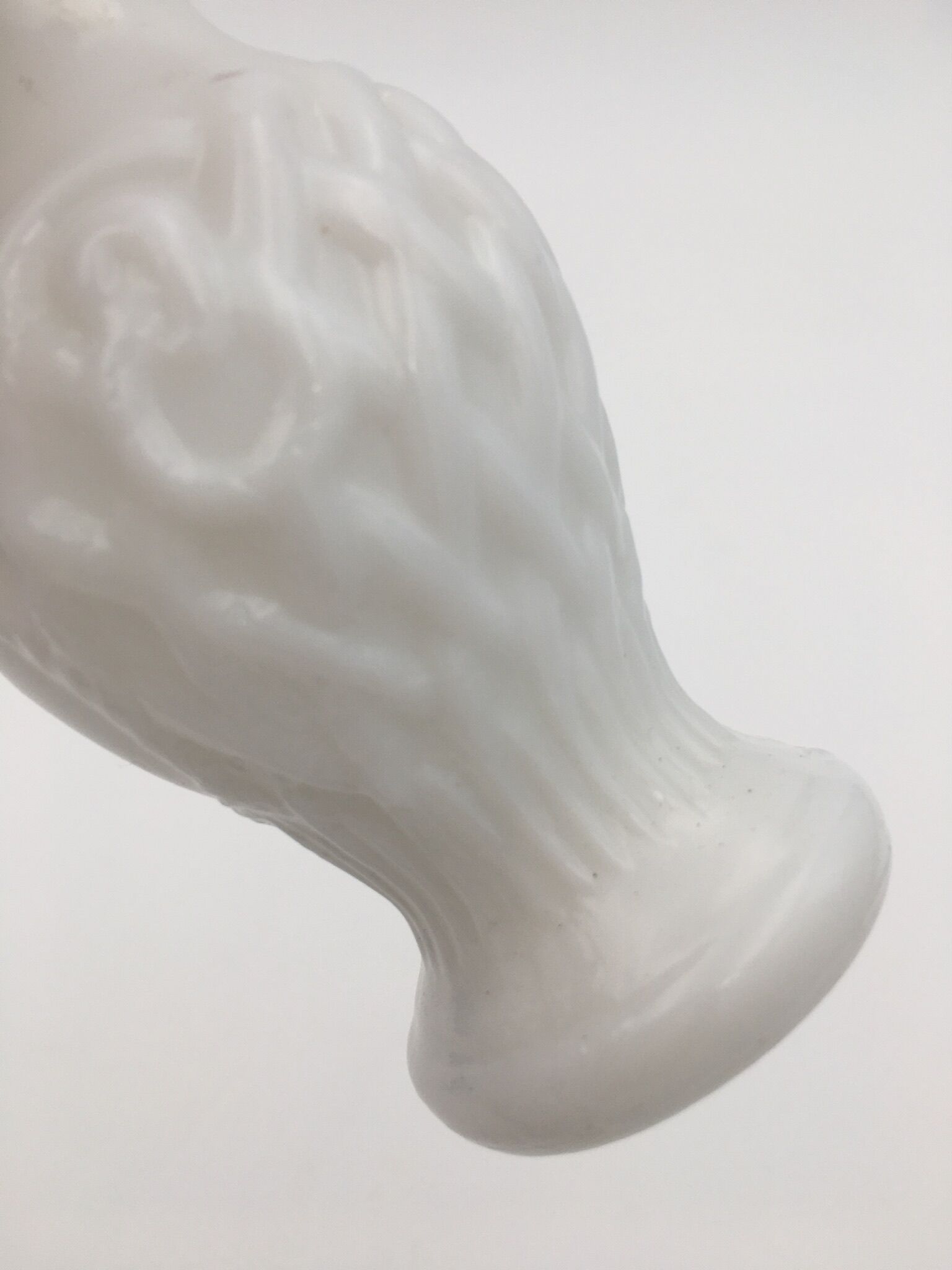Vase ancien en opaline de foire, blanc, col corolle et décor médaillon 1900