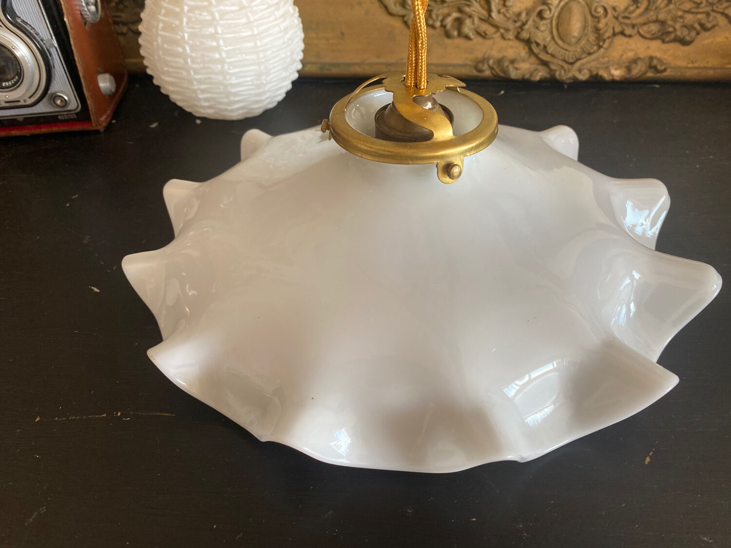 White opaline suspension