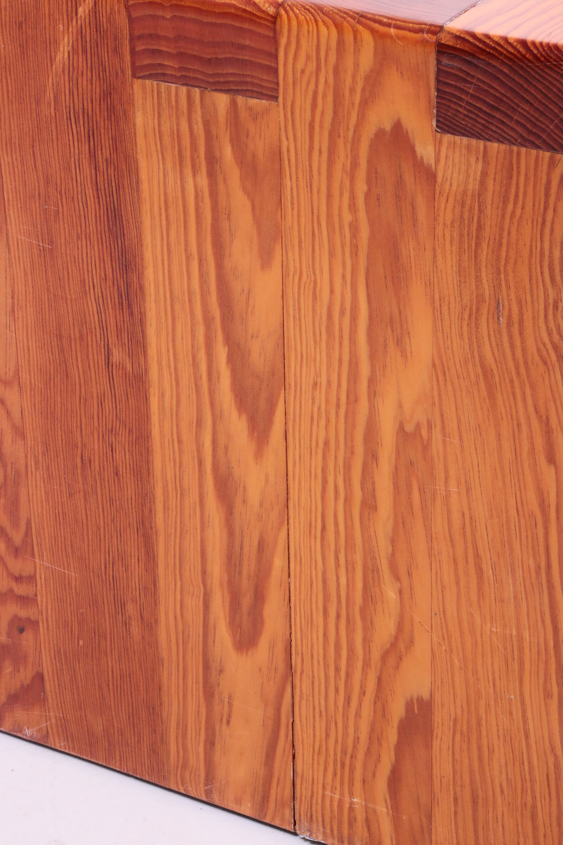 Table basse en bois Français de pin brutaliste, 1970 France