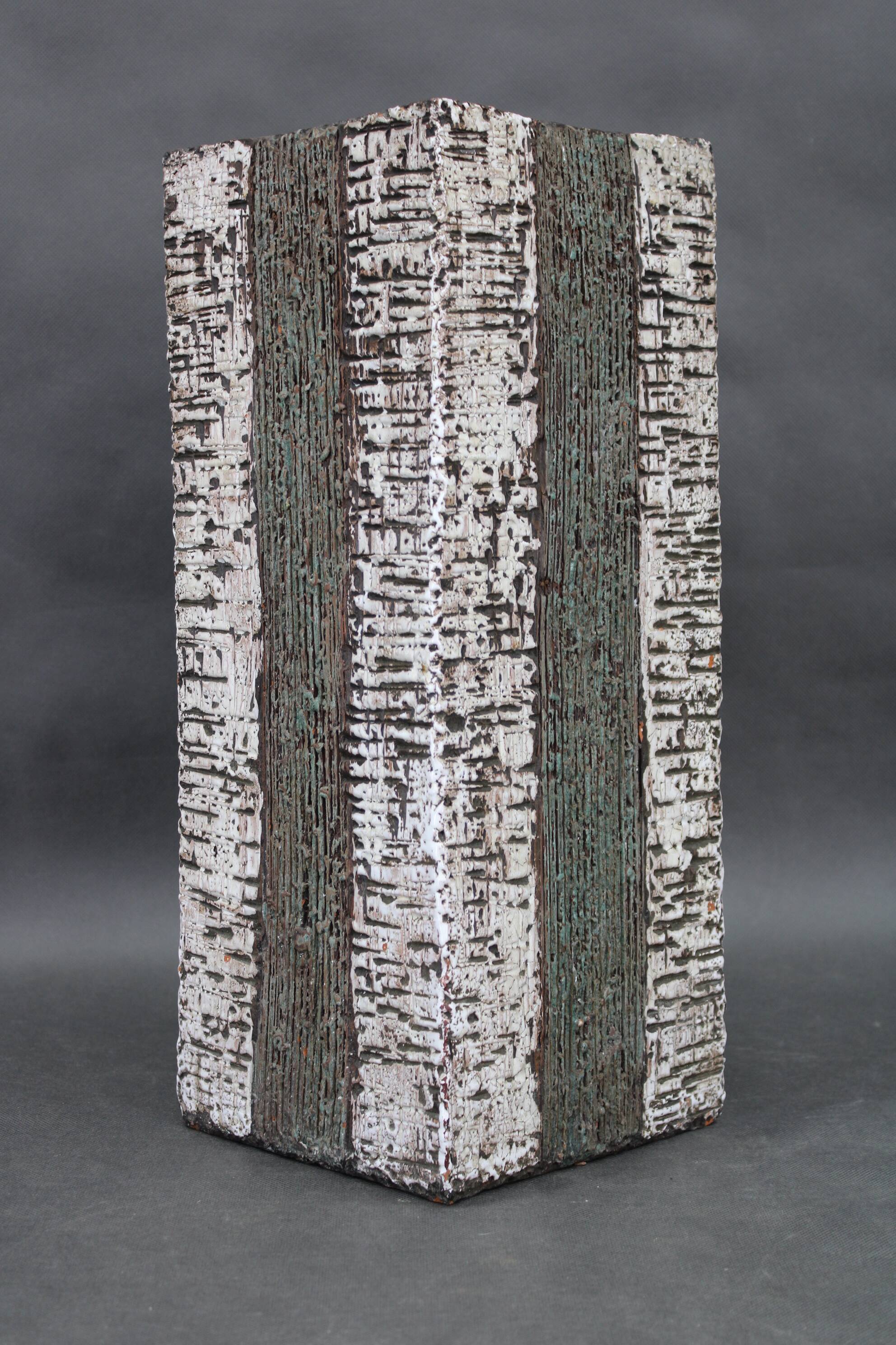 Vase en céramique brutaliste européen des années 1970 – forme haute et texturée, typique du style moderne du milieu du siècle.