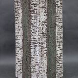 Vase en céramique brutaliste européen des années 1970 – forme haute et texturée, typique du style moderne du milieu du siècle.