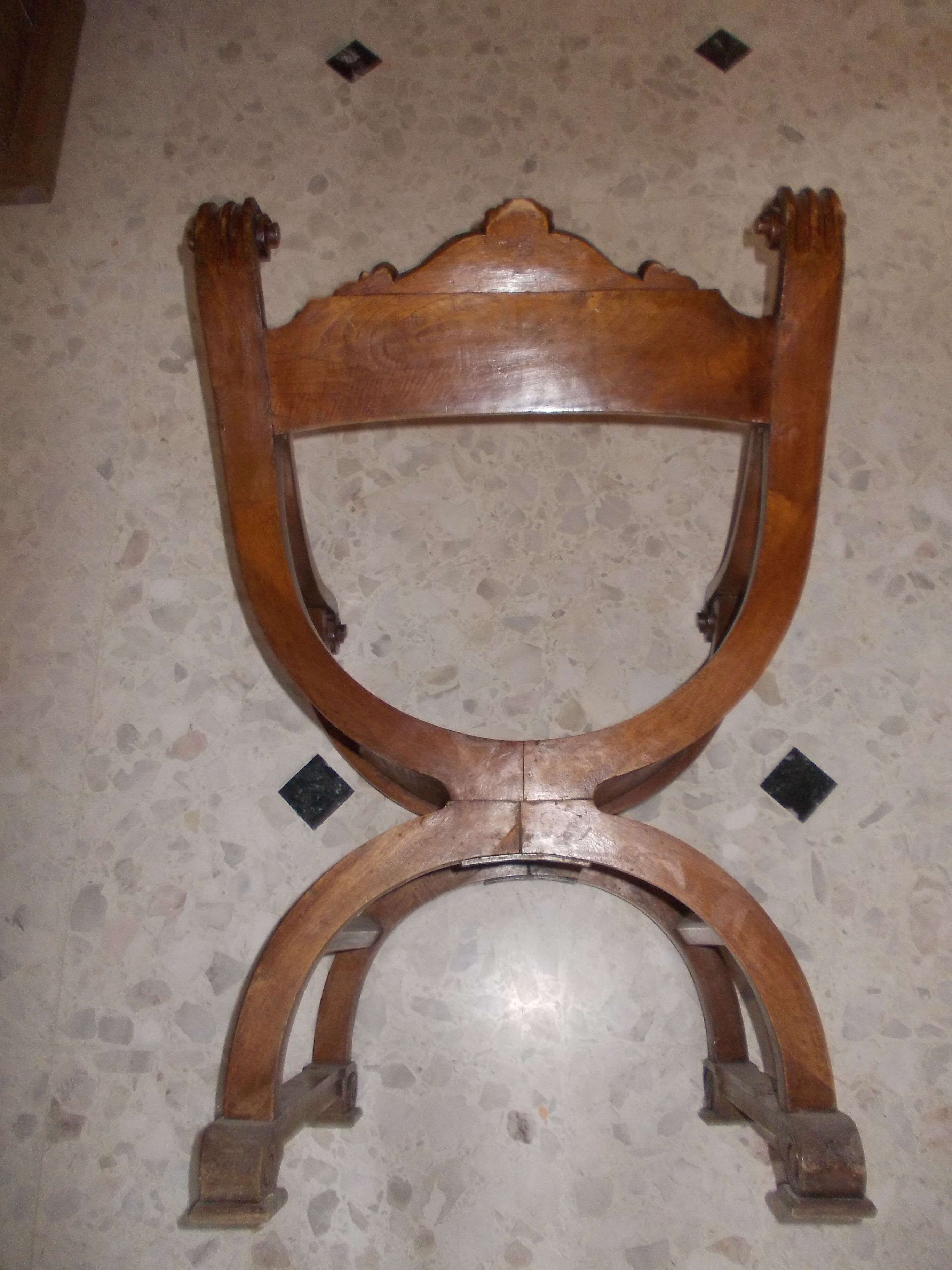 Fauteuil curule dit Dagobert néo renaissance fin XIXe bois clair