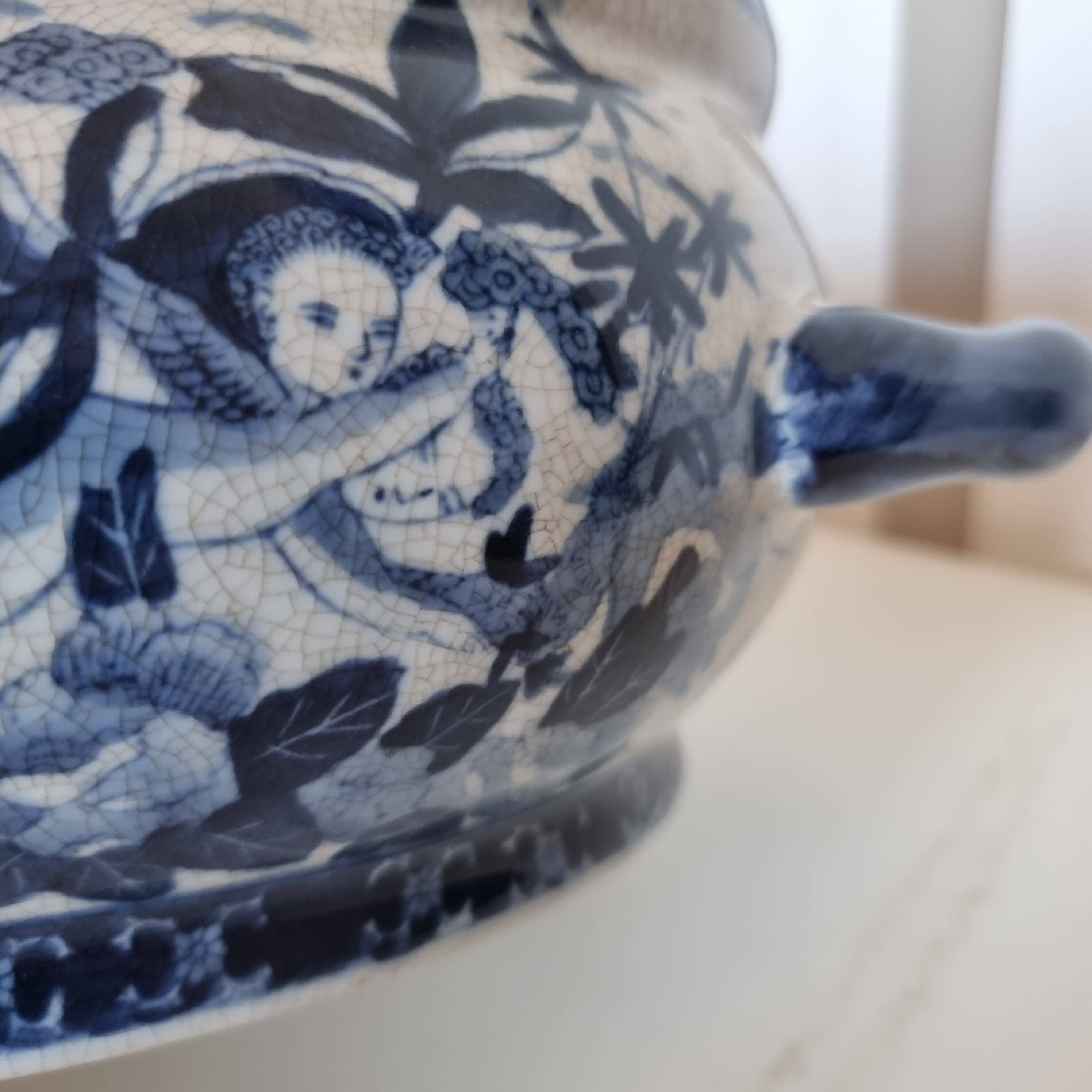 Beautiful Chinese glazed porcelain cachepot or pot, an authentic piece