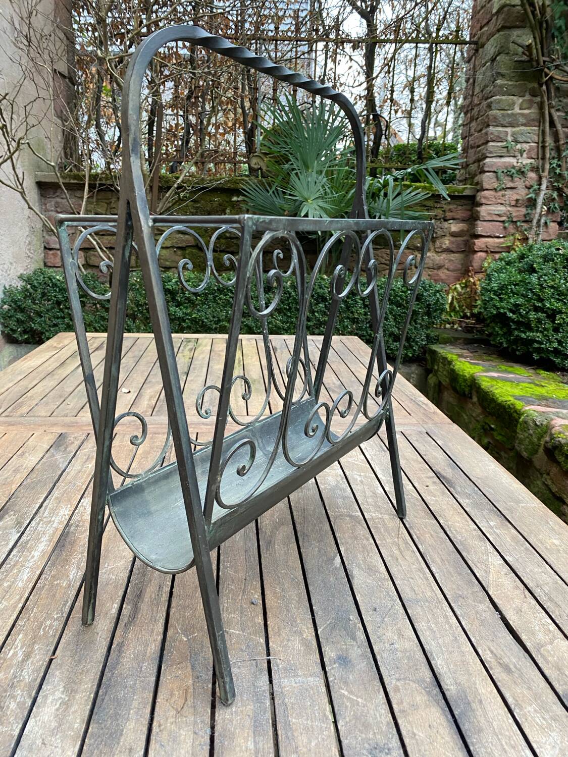 Art Deco magazine rack in wrought iron with bronze patina from around 1930-1940.
