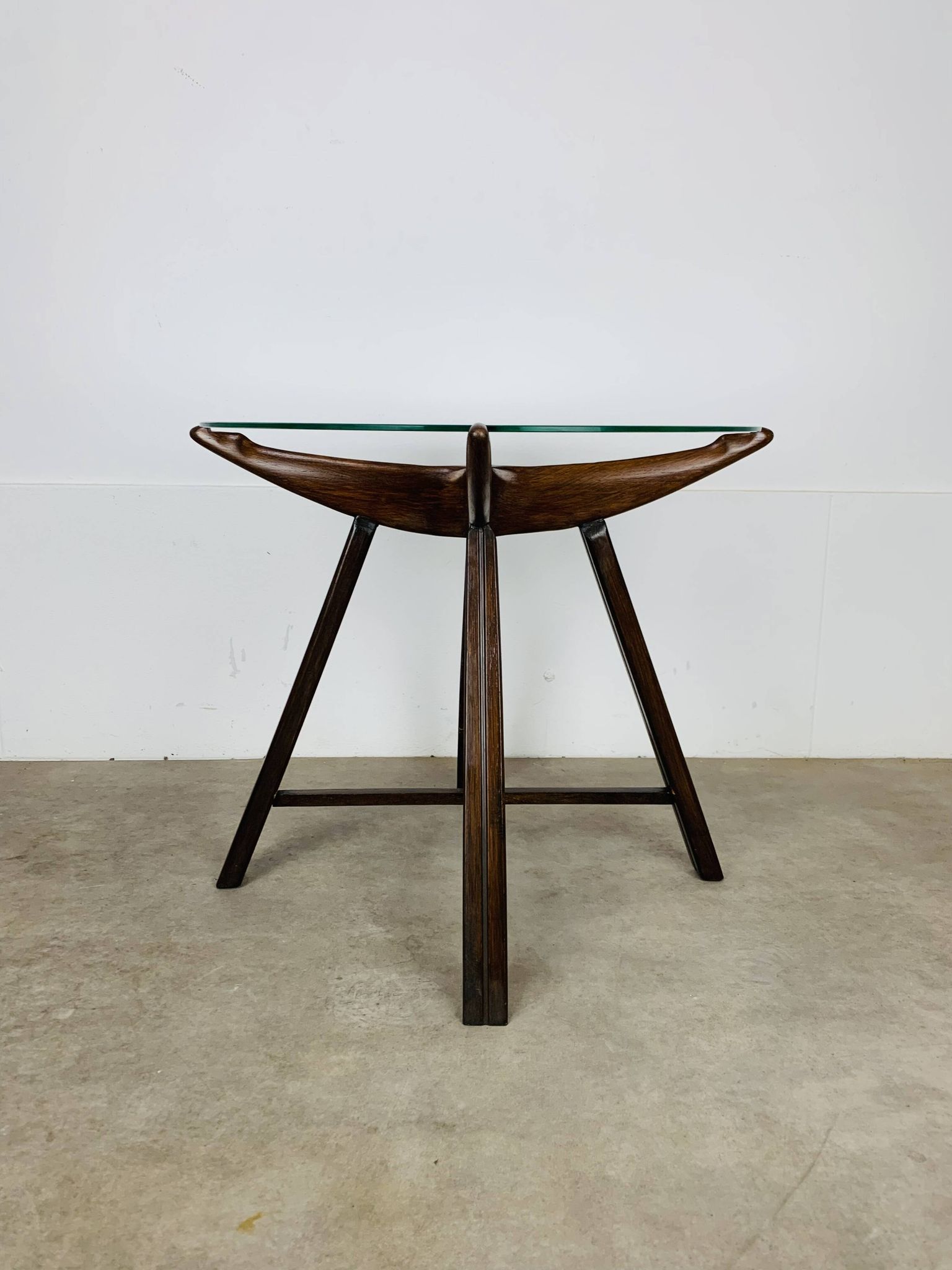 Table d’appoint en bois et verre, Italie, années 60, guéridon