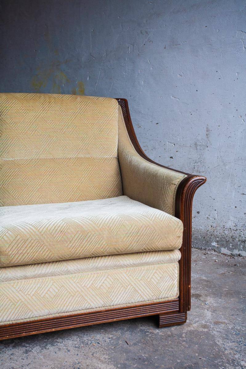 Canapé deux places Art déco en tissu beige avec cadre en bois orné brun foncé