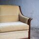 Canapé deux places Art déco en tissu beige avec cadre en bois orné brun foncé