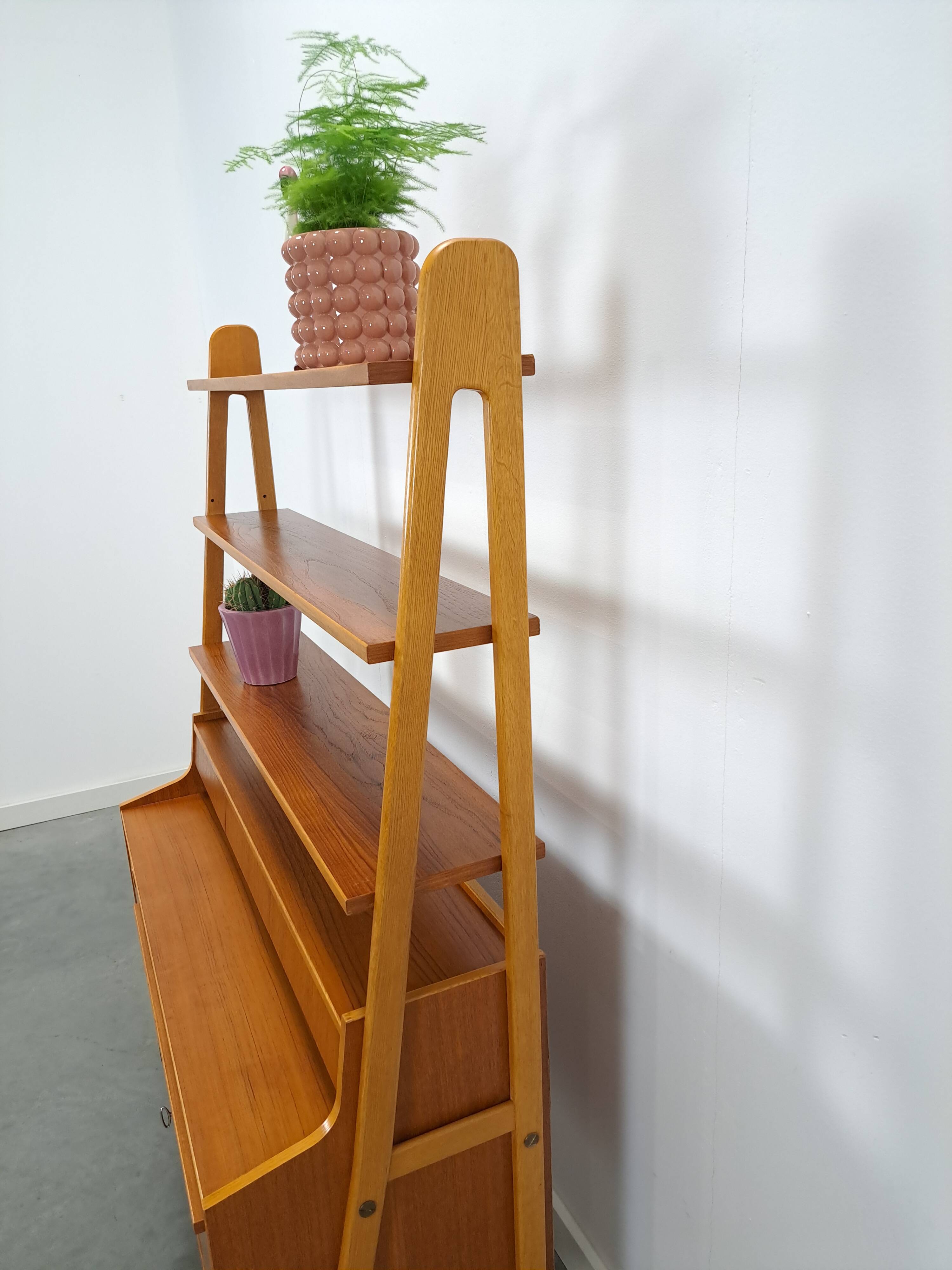 Teak fineer kast uit Zweden met lades, legplank en uitschuifbare plank