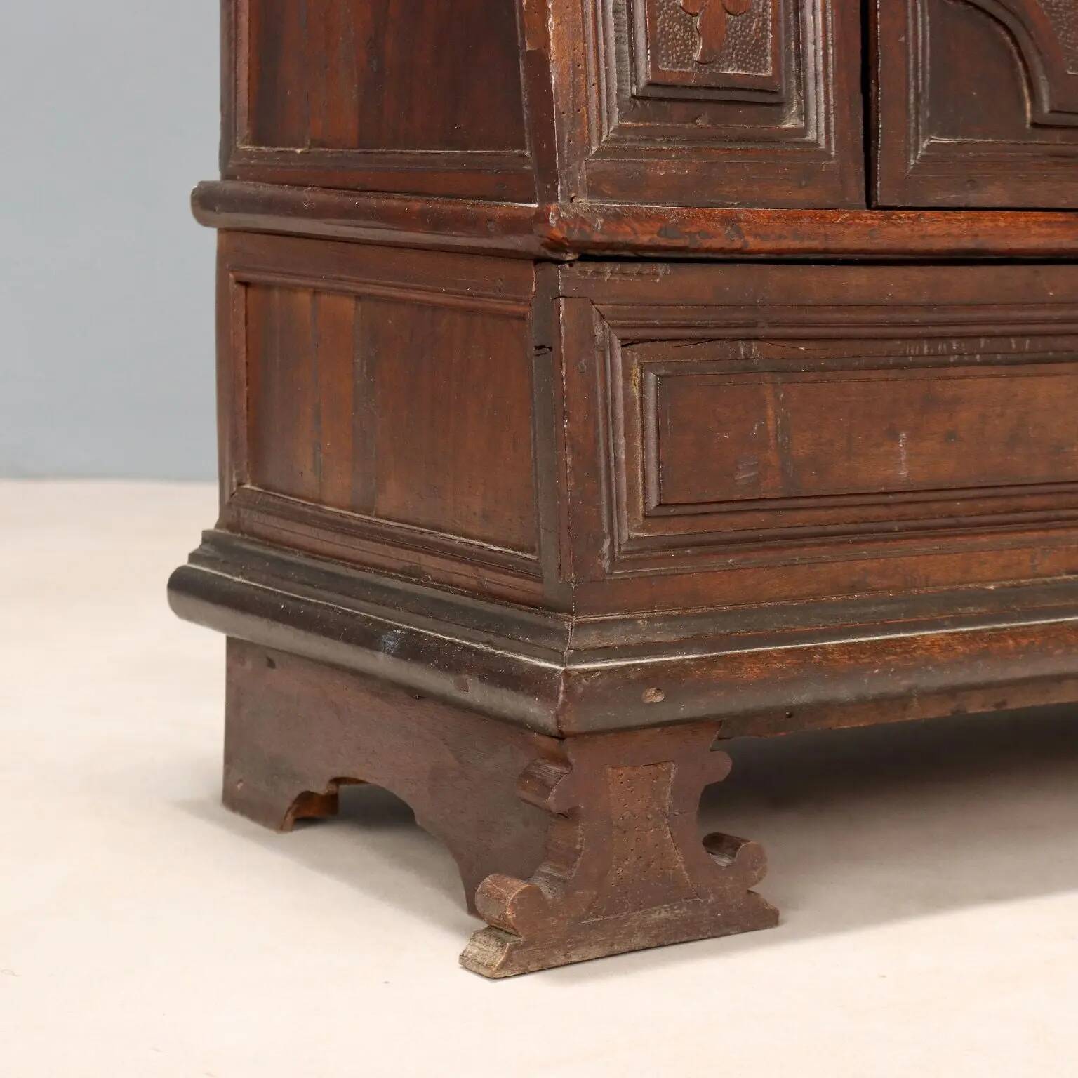 Antique baroque bedside table in walnut, Italy, early 18th century.