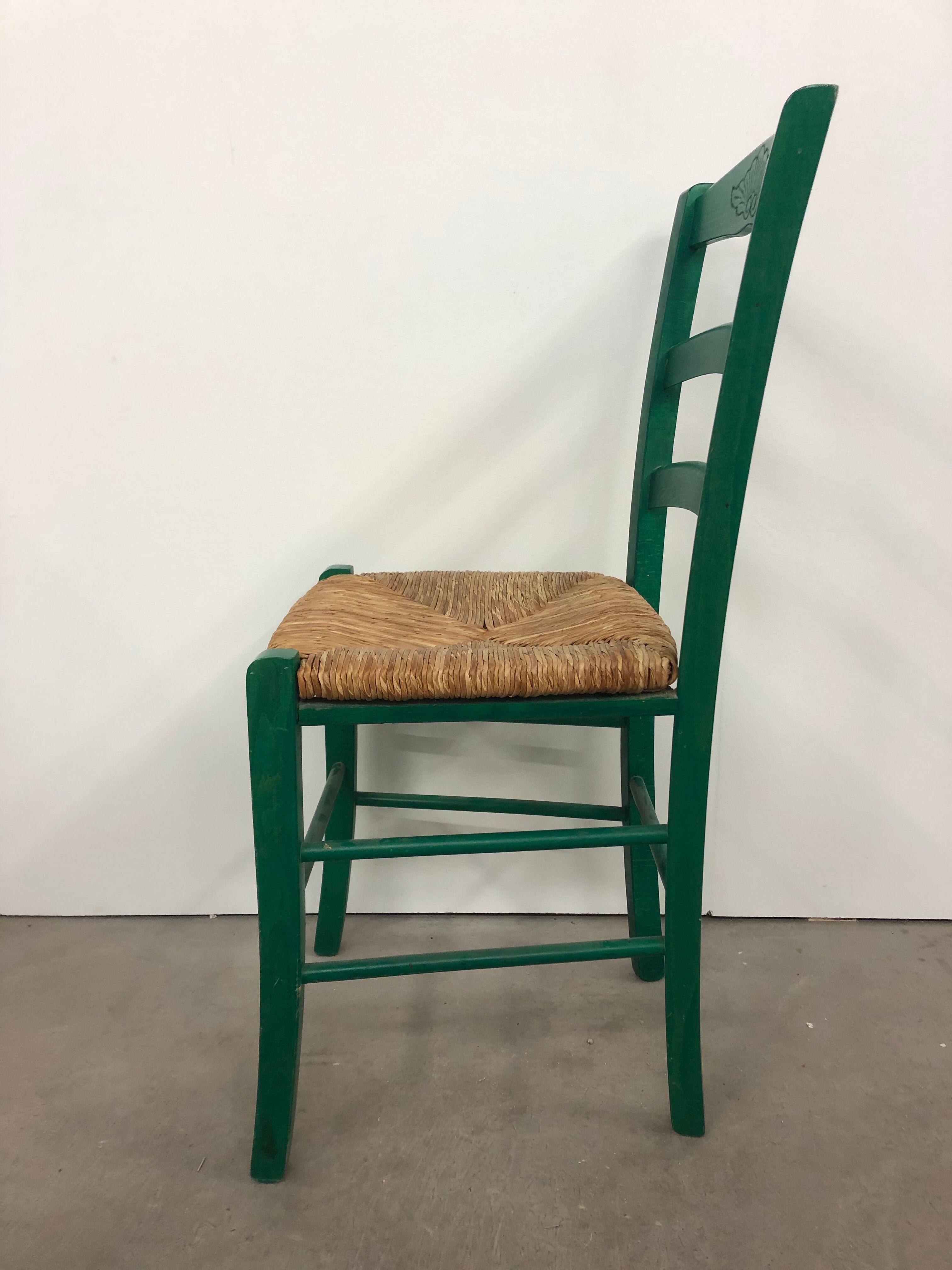 Chaise en bois avec assise en paille