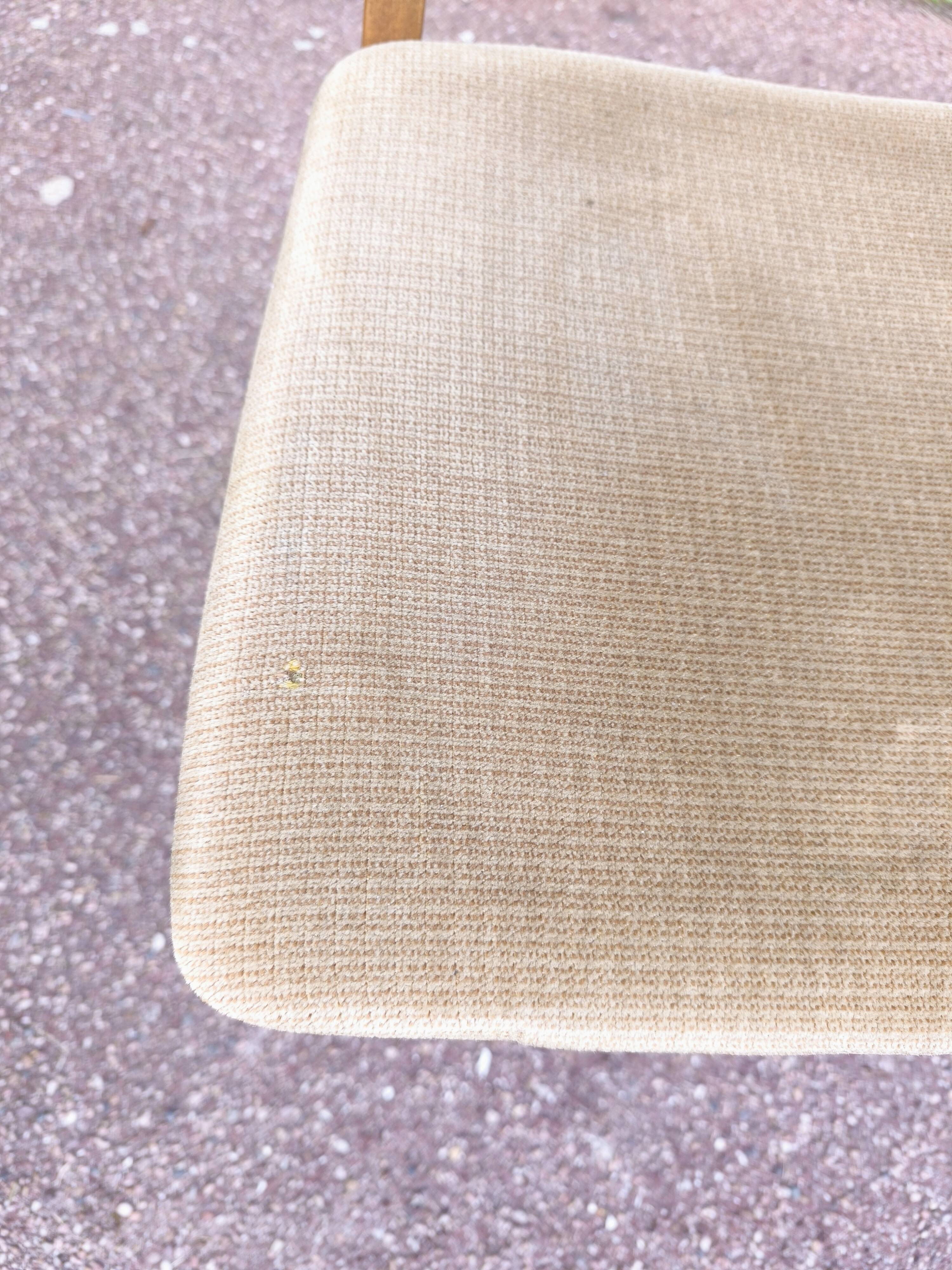 Set of 4 Scandinavian chairs in wood and fabric.