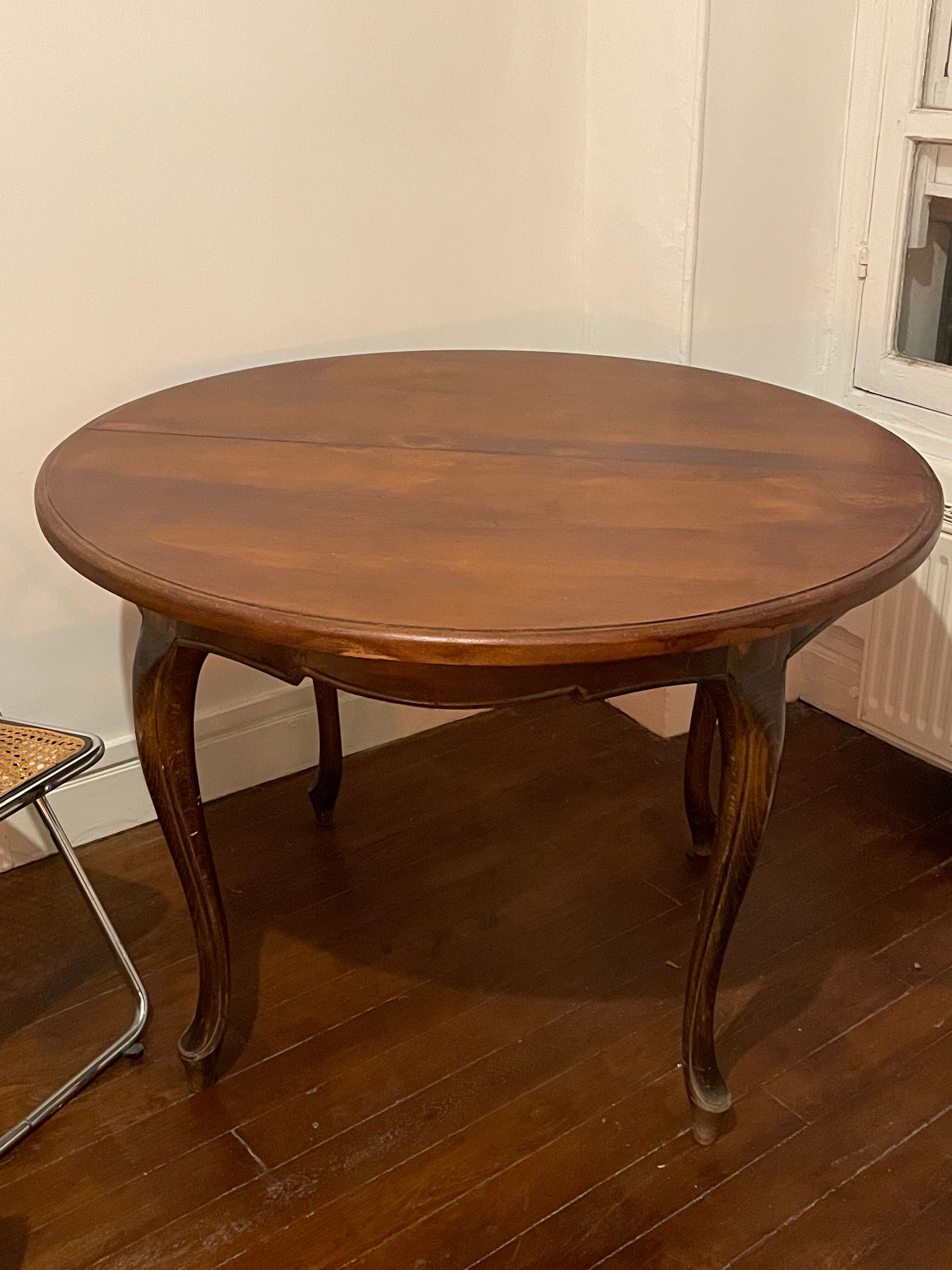 Round dining table
