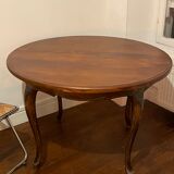 Round dining table