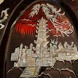 Marquetes lacquer dish with mother-of-pearl inlays figuring 3 characters on a boat in front of a temple.