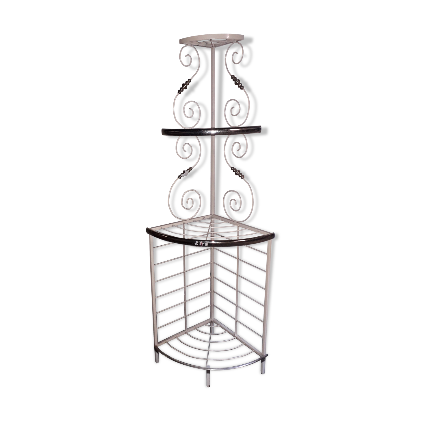 Metal corner shelf