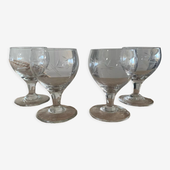 Lot 4 verres a pied graves anciens en cristal