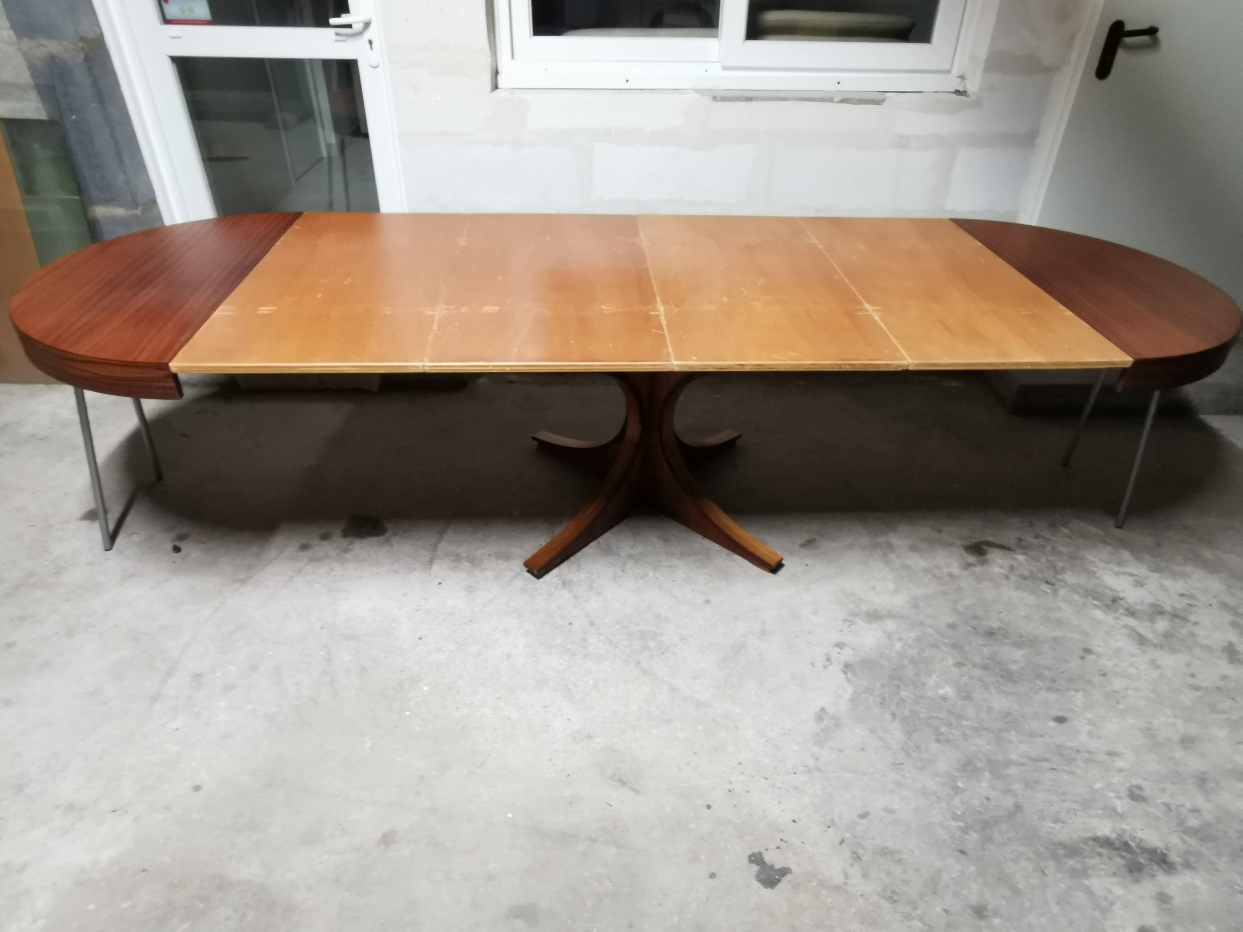Rosewood extendable round table by Luigi Bartolini. vintage dining room 1960/70