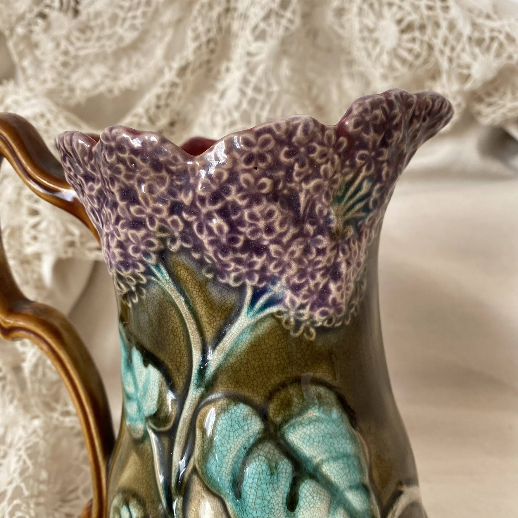 Pichet en barbotine Onaing décor Lilas art nouveau