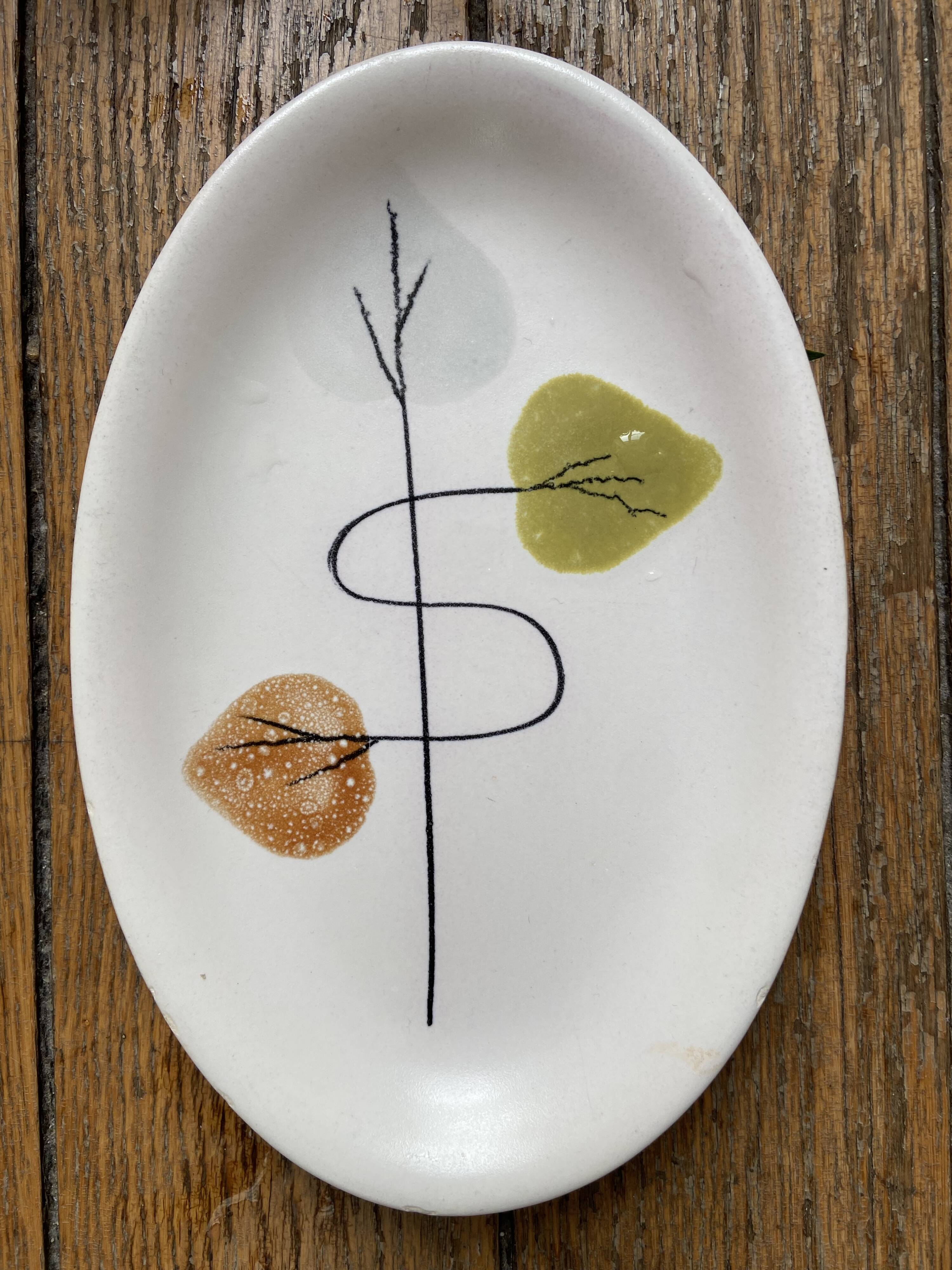 Eléments d'un service de table vintage, années 50, élégant motif à feuilles