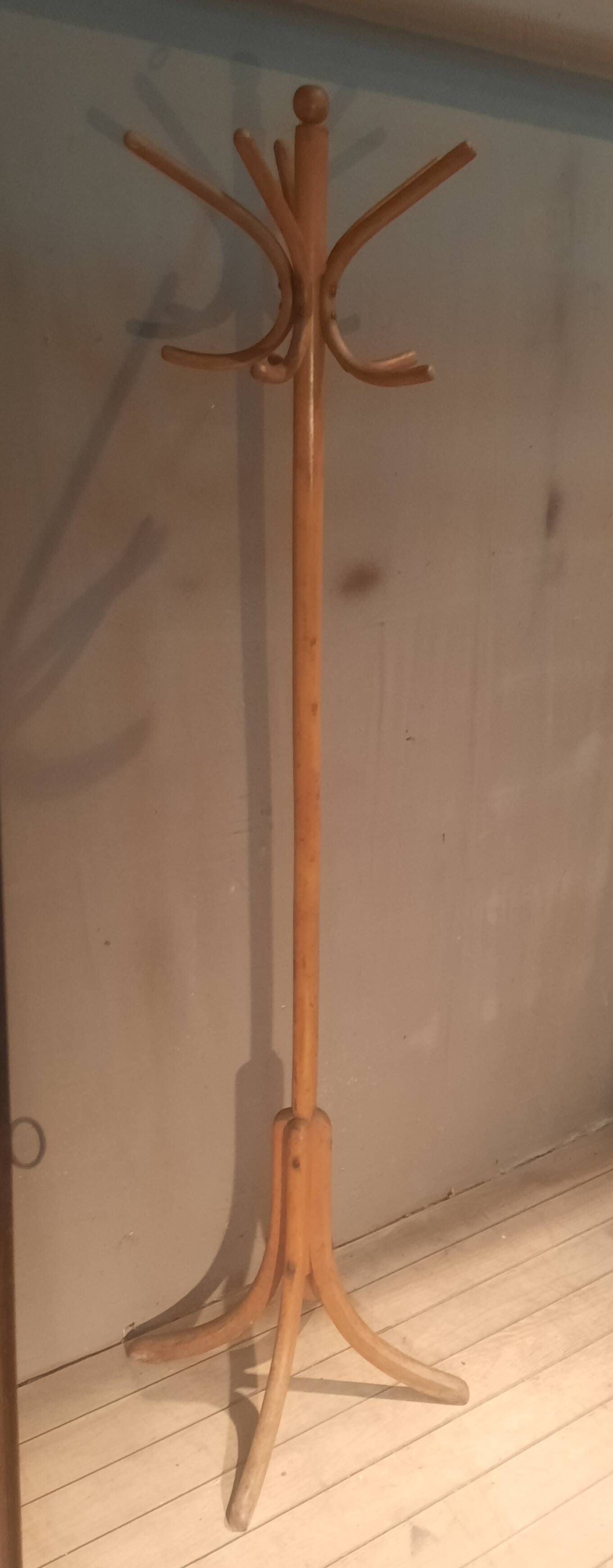 Porte-manteau sur pieds dit "perroquet" de Fischel