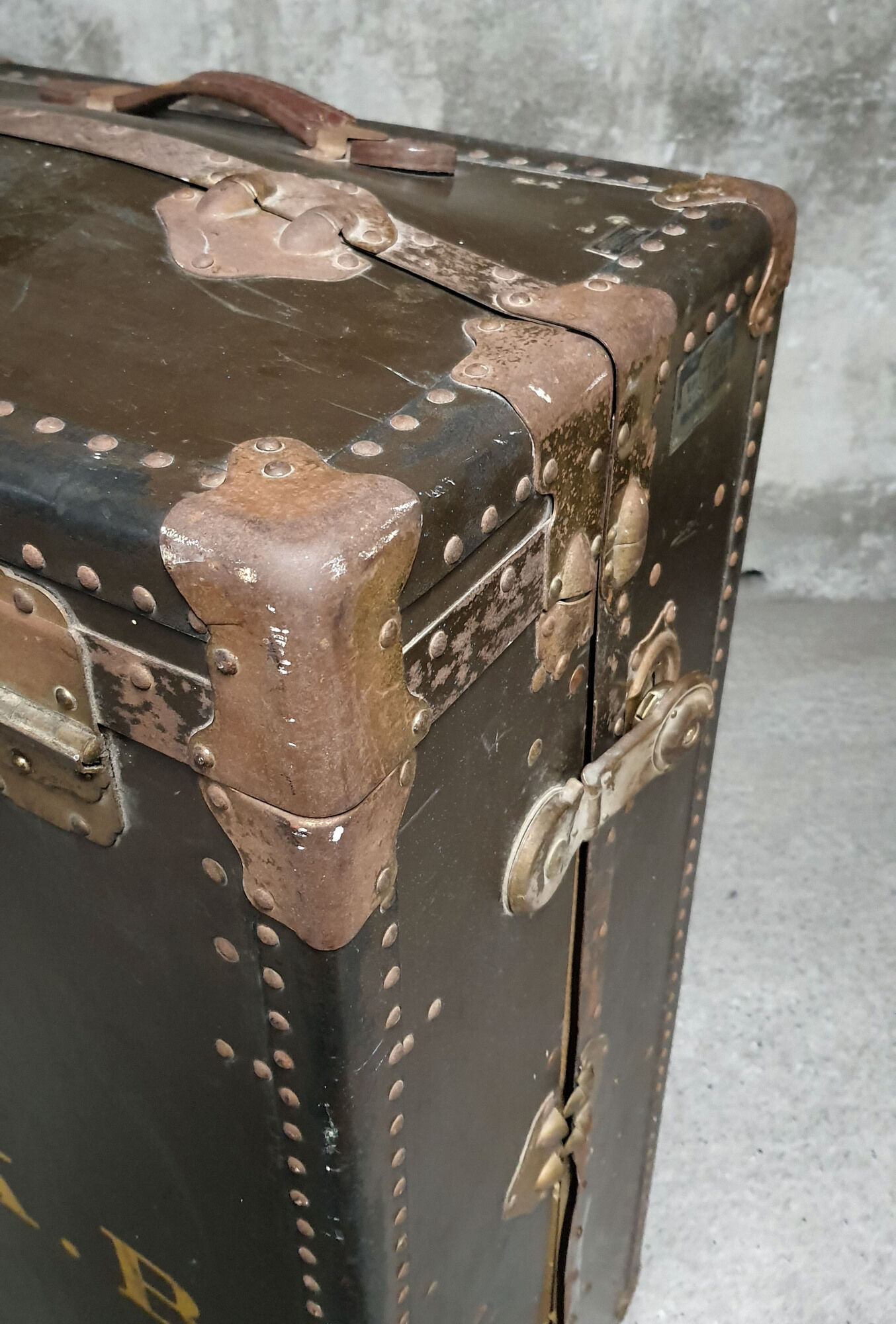 Large travel trunk of the brand Victor Wardrobe Luggage 1920